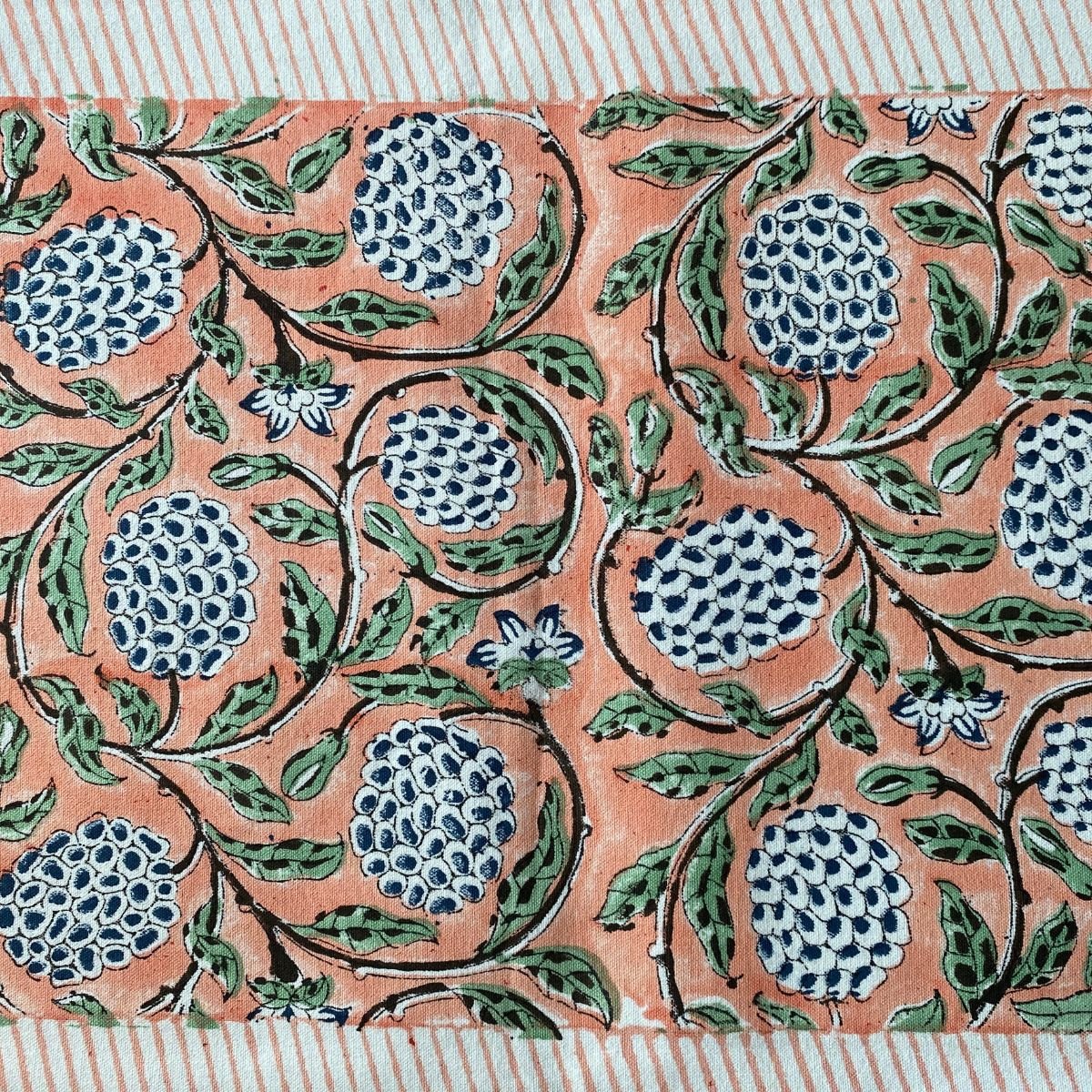 Centrotavola In Cotone Slub Color Corallo | Linen Clubs | 100% Cotone | 40x228 Cm (16x90'') | Finitura Orlo A Giorno E Angoli Mitra
